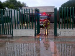 Personal de seguridad a las afueras del inmueble. Twitter: @JuliaLeDuc ESPECIAL /