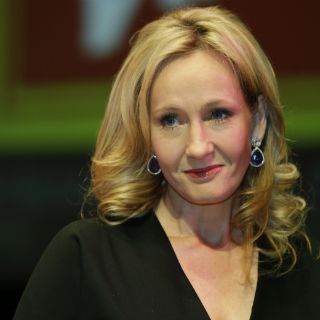 Multan a abogado de JK Rowling por filtrar su pseudónimo