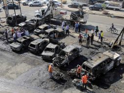 Un vehículo bomba estalló en una calle llena de compradores al norte de Bagdad, lo que dejó 16 muertos y 31 heridos. AP /