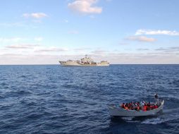 La barcaza con 233 inmigrantes indocumentados, entre ellos siete mujeres, que ha sido rescatada por la Marina italiana. EFE /