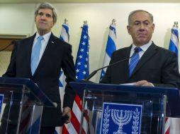 El secretario de Estado estadounidense, John Kerry (i), y el primer ministro israelí, Benjamín Netanyahu se reunieron este jueves. EFE /