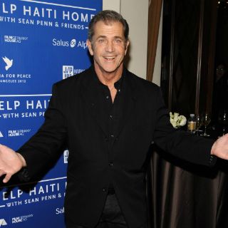Mel Gibson celebra cumpleaños como 'Indestructible'