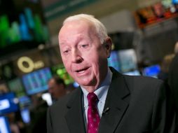 El contratista Ralph Shrader visita a la Bolsa de Valores de Nueva York este jueves. AP /