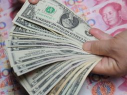 El peso mexicano también perdió valor al cerrar en 13.14 unidades por dólar. ARCHIVO /