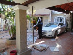 Puertas y ventanas fueron desprendidas a causa de la explosión.  /