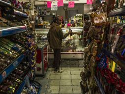 En las tiendas de abarrotes, la opción es la competencia de productos para no aumentar los  precios.  /