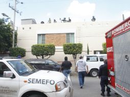 Paramédicos y bomberos acudieron al lugar para atender al pintor, pero ya había fallecido.  /