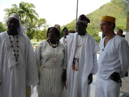 Los santeros se vistieron de blanco durante el ciclo de conferencias. NTX /