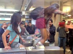 Hubo varios pasajeros que aceptaron saltarse los torniquetes, más en plan de broma que como protesta. Imagen de @Elton_Osorio. ESPECIAL /