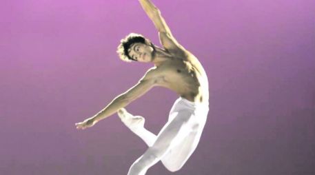 El joven bailarín trabaja en la consolidación de su propio estilo, sin sombras que seguir, y repleto de libertad.  /