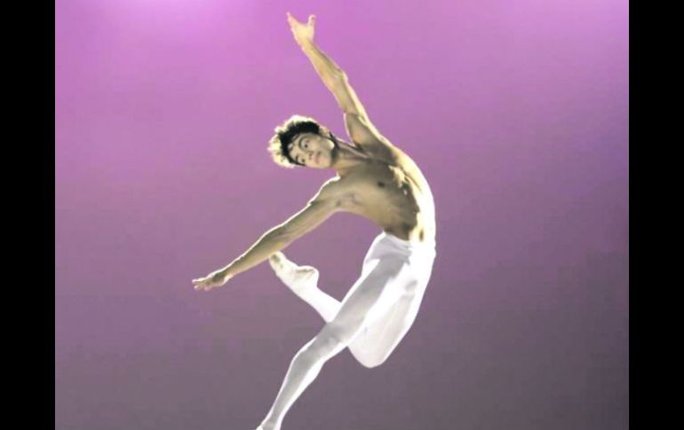 El joven bailarín trabaja en la consolidación de su propio estilo, sin sombras que seguir, y repleto de libertad.  /