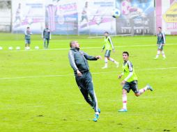 Jorge Enríquez cabecea un balón durante un entrenamiento previo al debut de las Chivas en el torneo.  /