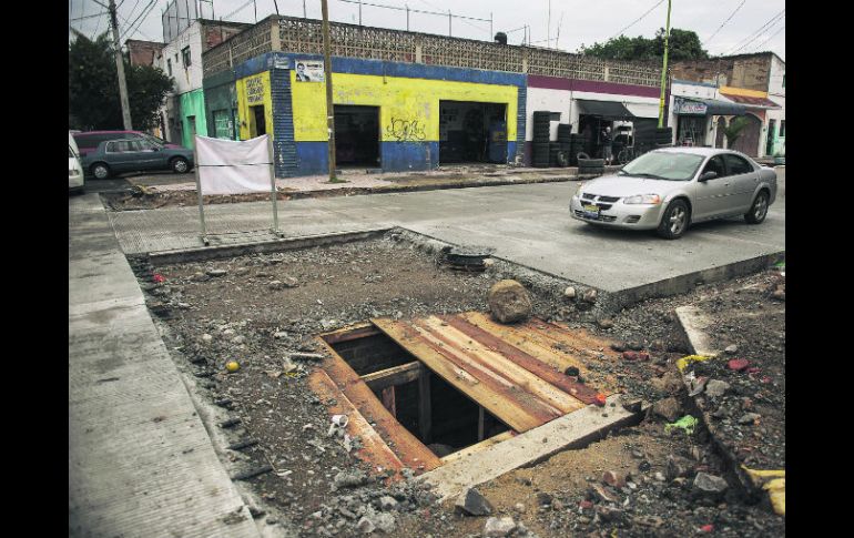 Así luce la calle Gigantes en su cruce con Reyes Flores. El caos vial al oriente de Guadalajara podría prolongarse más de lo esperado.  /