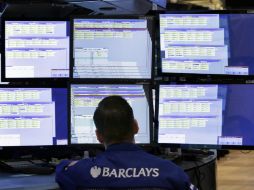 Después de iniciar con bajas, Wall Street se muestra optimista con nuevas cifras. AP /