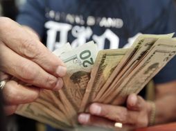 Fuera de estas transacciones la compra y venta de divisas se mantendrá en 6.30 bolívares por dólar. ARCHIVO /