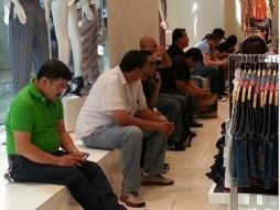 En esta época es común ver este tipo de escenas, hombres desesperados afuera de las tiendas. Foto de @miserable_men ESPECIAL /