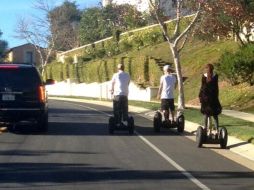 Los jóvenes paseaban en segways, en calles cercanas al barrio donde vive Bieber. Tomada de Twitter @HechosSelG. ESPECIAL /