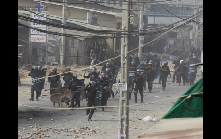 Testigos dijeron que algunos policías hicieron disparos al aire con fusiles AK-47 y que otros abrieron fuego a ras del suelo. EFE /