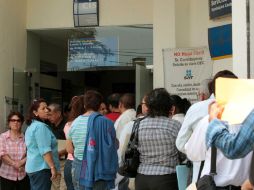 Personas acuden al SAT para presentar su declaración anual. ARCHIVO /