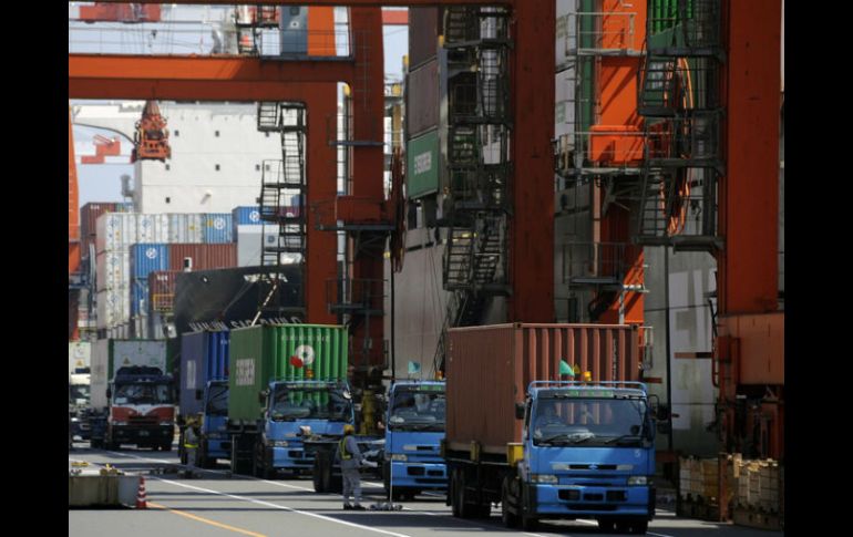 Camiones llevan mercancía a las embarcaciones para su exportación. ARCHIVO /