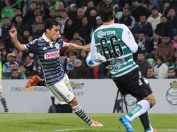 Omar Bravo dispara para anotar el gol de Chivas en el partido al minuto 2 MEXSPORT /