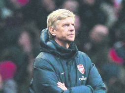 El técnico francés del Arsenal, Arsene Wenger, mantiene a su equipo con vida en la Premier, FA Cup y Champions.  /