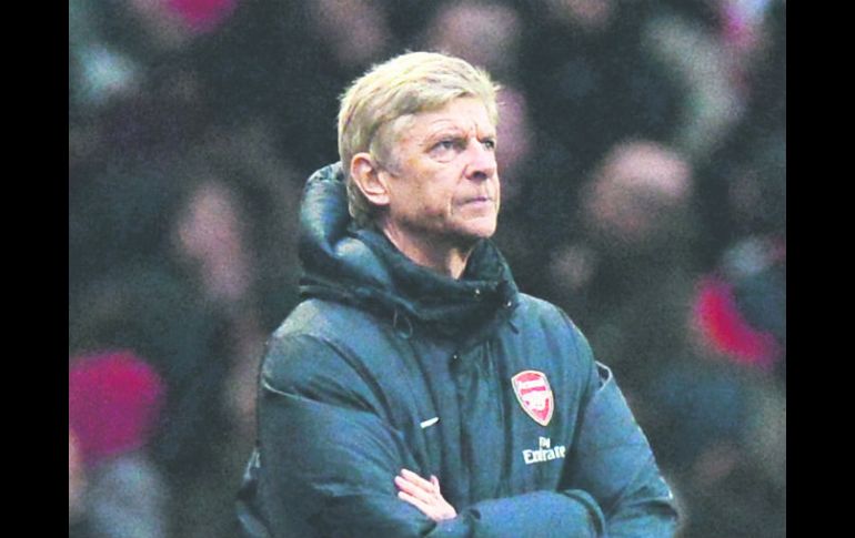 El técnico francés del Arsenal, Arsene Wenger, mantiene a su equipo con vida en la Premier, FA Cup y Champions.  /