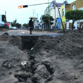 Presumen obra inconclusa en calle Industria