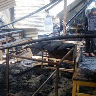 En víspera de comicios, queman centros de votación en Bangladesh