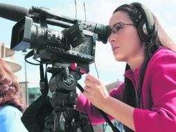 Talento. Yezmín Ali Modad encontró en el periodismo la posibilidad de abordar distintas causas sociales de su interés. ESPECIAL /