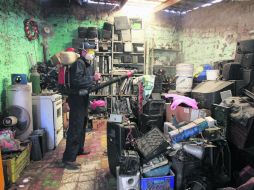 Acumular cachivaches propicia un entorno ideal para la reproducción del mosquito transmisor del dengue.  /