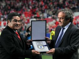 Entre los reconocimientos que se le otorgaron a Eusébio (izquierda) estuvo el Premio Presidente de la UEFA, el cual recibió en 2010. AFP /