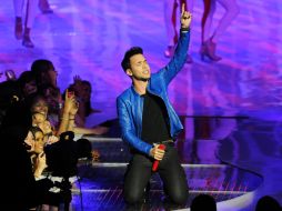 El cantante se dio el tiempo de dedicar canciones a sus seguidoras. ARCHIVO /