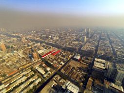 Desde el sábado, una gran nube de humo cubre Santiago. EFE /