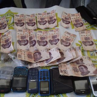 Sorprenden a cinco jóvenes con dinero falso