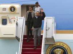 Obama junto a sus hijas Sasha y Malia, al volver a casa. AP /