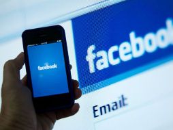 Los adultos mayores utilizan teléfonos inteligentes, tabletas y computadoras por igual para entrar a la red social. ARCHIVO /