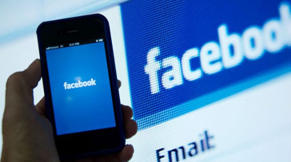 Los adultos mayores utilizan teléfonos inteligentes, tabletas y computadoras por igual para entrar a la red social. ARCHIVO /