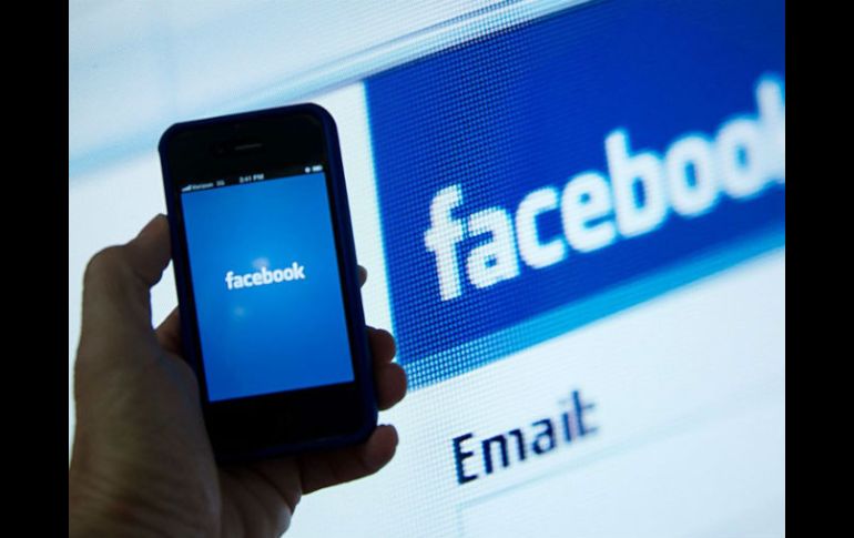 Los adultos mayores utilizan teléfonos inteligentes, tabletas y computadoras por igual para entrar a la red social. ARCHIVO /