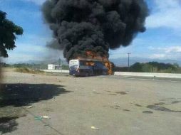 Un autobús de la línea Omnibus es quemado en la carretera Cuatro Caminos-Apatzingán. TOMADA DE @CiudadanoMikke  /