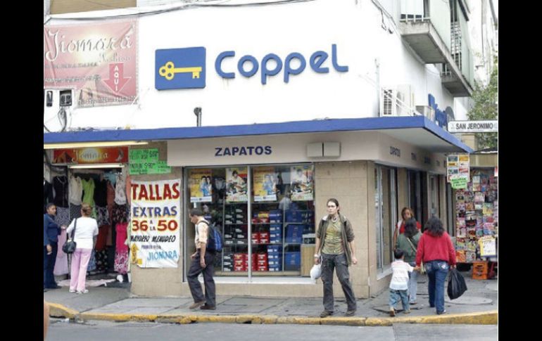 Migran. Coppel es de las administradoras que recibe más cuentas. EE  /