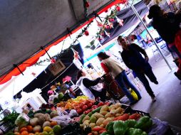 Los 40 propietarios venden en toldos instalados en un parque público. ARCHIVO /