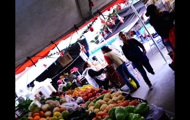 Los 40 propietarios venden en toldos instalados en un parque público. ARCHIVO /