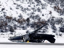 El avión se salió de la pista por el lado derecho, dio un vuelco y se incendió este domingo. AP /