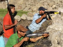 Guardias comunitarios resguardan los accesos al municipio de Parácuaro en el estado mexicano de Michoacán. ARCHIVO /