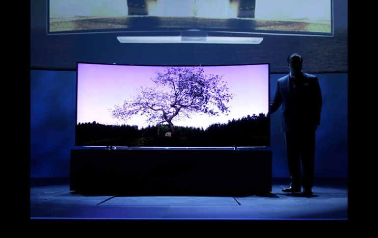 El panel curvo de esta smart TV tiene una resolución de pantalla de 11 millones de pixeles. AP /