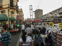 Los vendedores siguen en la Calzada Independencia. ARCHIVO /