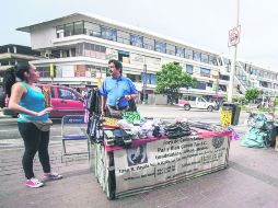 San Juan de Dios. Sobre la Calzada Independencia, además del banquetón de Avenida Javier Mina, se mantiene la presencia de ambulantes.  /