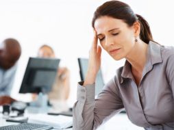 El estrés laboral es el que más afecta a la población y se le ha encontrado como el desencadenante de conductas suicidas. ARCHIVO /