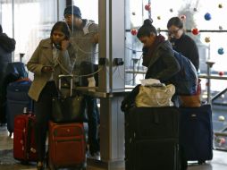 La ola de frío en EU ha hecho que pasajeros tengan que esperar para retomar sus itinerarios, como sucede en Chicago (foto). EFE /